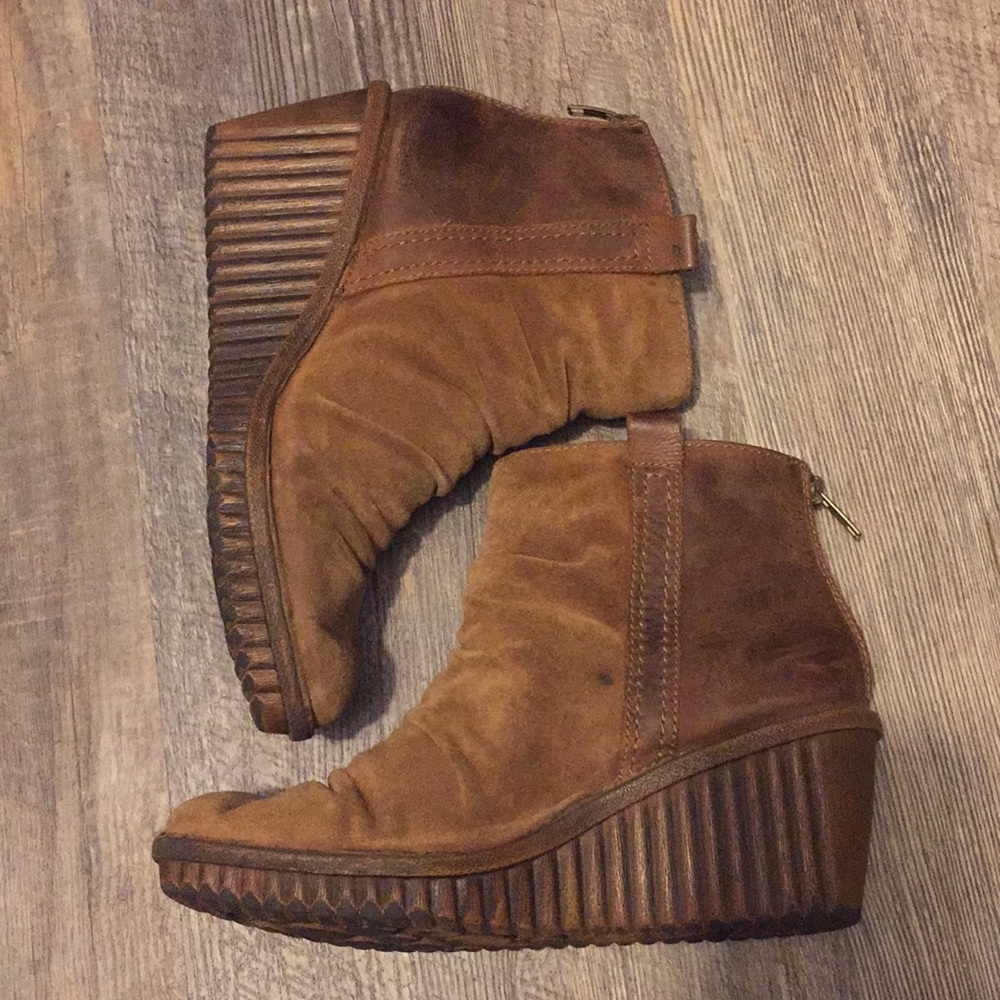 Bionica Suede Slouch Style Wedges